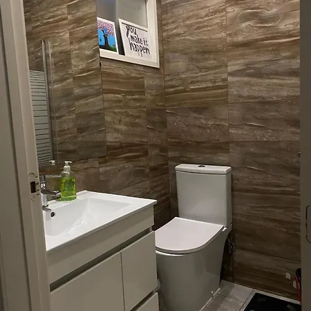 3 Bedroom In Short Walk To Center Oporto